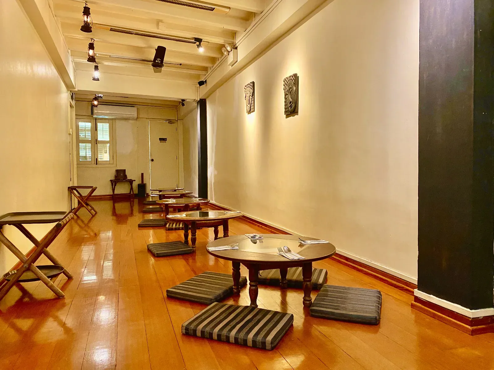 Lagnaa barefoot dining room